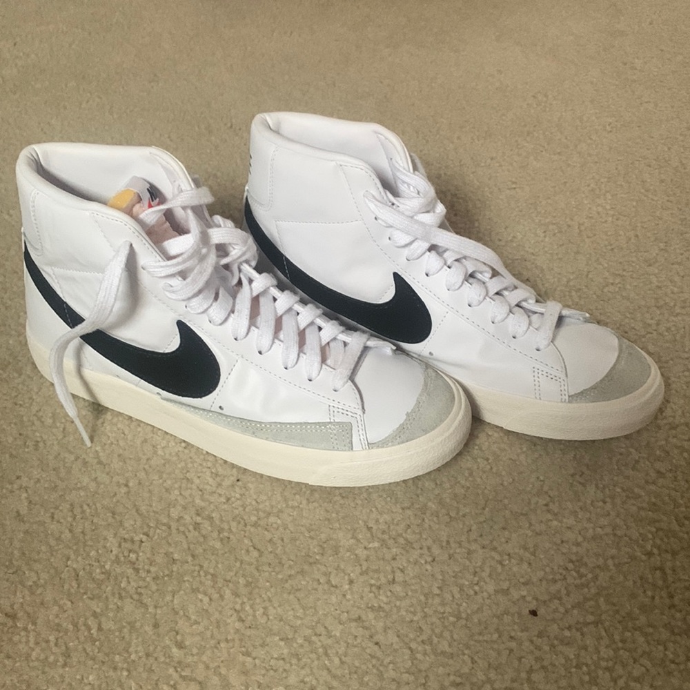 NIKE BLAZERS